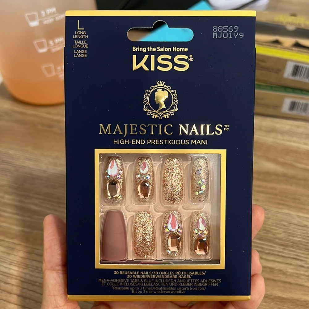 Kiss Majestic Nails mani press on nails